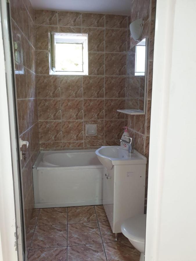 Cazare Apartament Cu 2 Camere Nehoiu Exteriér fotografie